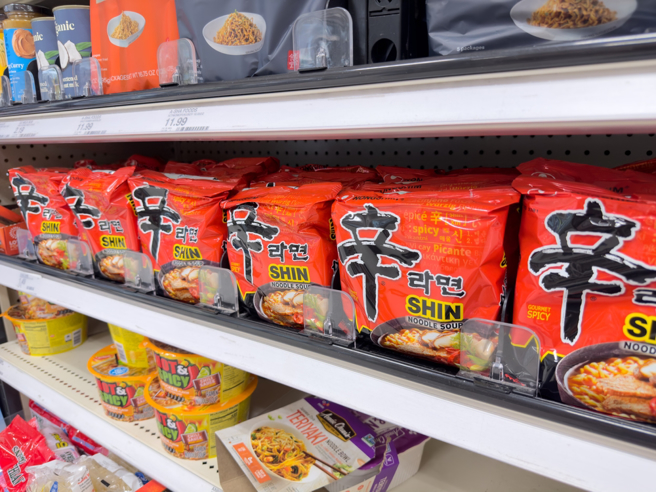 南韓辛拉麵7月起調降價格。（示意圖/達志影像/shutterstock）