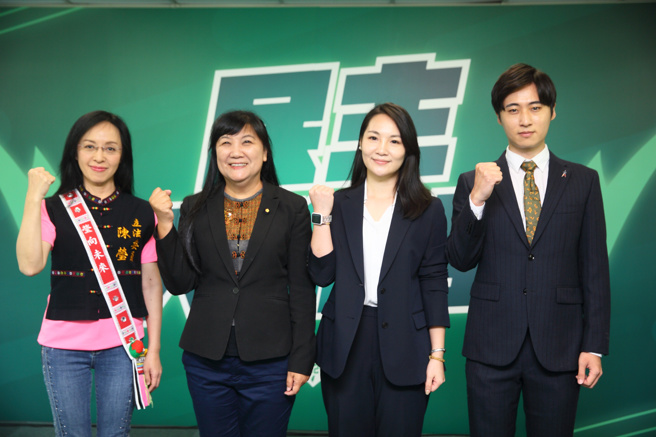 曾玟學：黃國昌應該表態服貿態度。民進黨中執會28日通過徵召現任立委伍麗華（左二）、陳瑩（左一）參選山地原住民、平地原住民立委連任，新竹縣第一選區則徵召在地子弟詹紀緹（右二）、苗栗縣第二選區與無黨籍縣議員曾玟學（右一）合作。（張鎧乙攝）