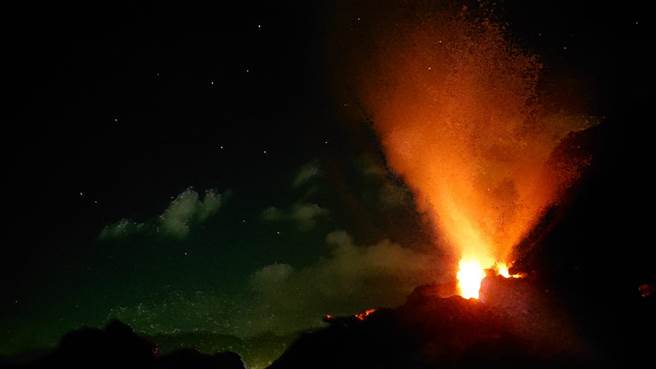 台东兰屿居民在脸书PO照，表达愤「努」情绪，看之下如火山喷发，实则表达愤怒情绪，是兰屿人才懂的「幽默」。（摘自鲁迈脸书／萧嘉蕙台东传真）