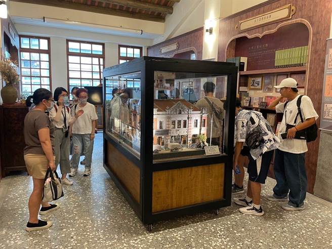 《媒體先鋒-台灣民報百年特展》展示台灣民報總批發處模型，重現歷史現場。（北市文化局提供／張芷瑜台北傳真）