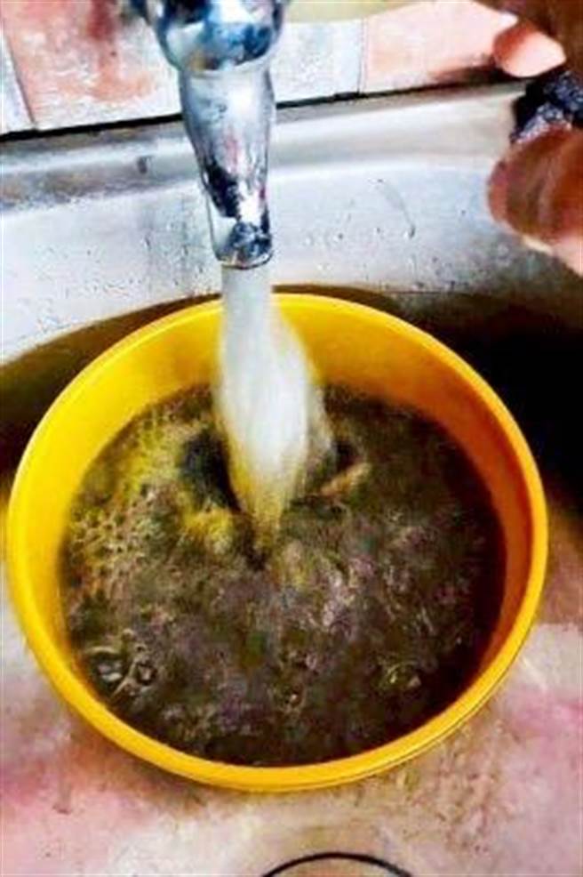 日月潭水庫2021年水位創歷史新低，造成潭邊伊達邵353戶的自來水變「泥巴水」。（立委馬文君提供／楊靜茹南投傳真）