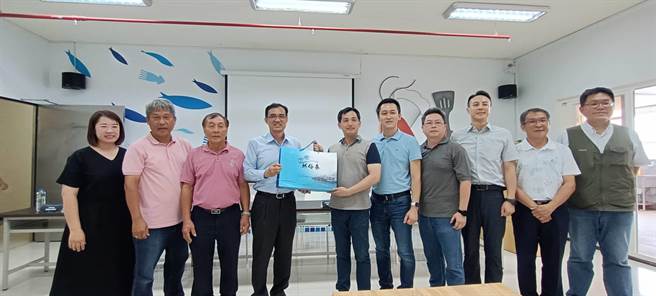 全国区渔会总干事林启沧（左四）等人与陆军后勤指挥部副食供应中心人员合影。（高雄海洋局提供／林瑞益高雄传真）