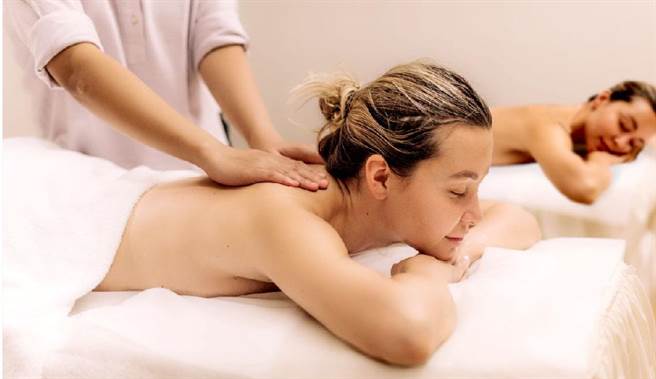 北投亚太饭店提供双人深层舒放按摩，闺蜜或是情侣出游也可以一起享受按摩时光。（北投亚太饭店提供／吴娮翎台北传真）