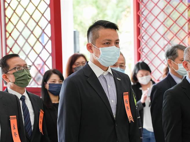 新北市议员陈伟杰痛批，NCC审查镜电视的操作手段，过去黑箱、今日硬闯，就是民进党执政七年的标准手法与经典案例。(黄敬文摄)