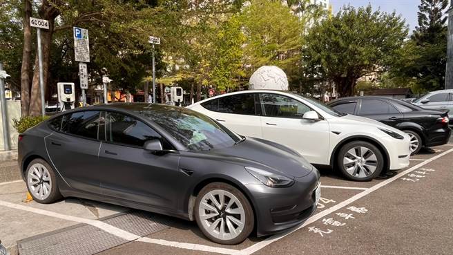 停管处提醒民眾，台中市公共充电桩是「专供」停放在「充电车格」的电动车辆充电使用，如果将充电枪拉到非充电车格使用，已不符合充电专用车格及充电桩设置使用原则。（停管处提供／张亦惠台中传真）