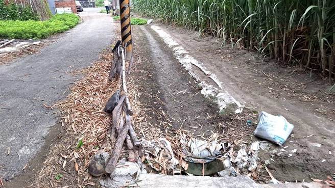 雲林縣水林鄉農地排水溝年久失修，幾乎失去排水功能。（雲林縣政府提供／張朝欣雲林傳真）