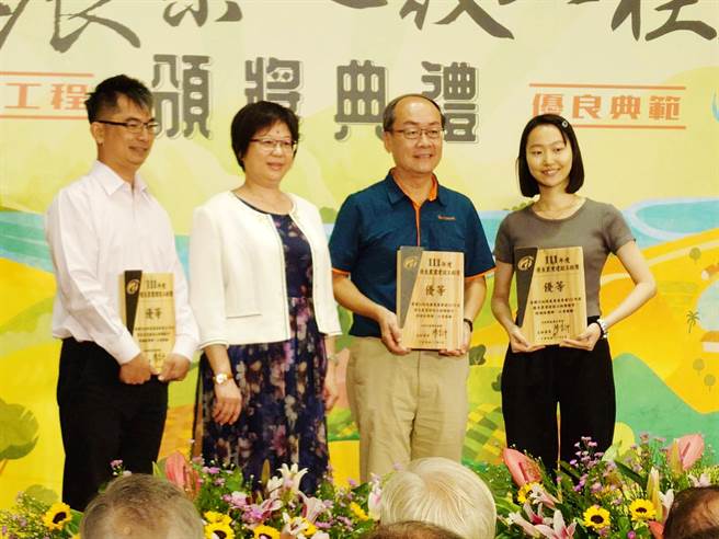 28日農委會頒發111年度優良農業建設工程獎，嘉義林管處由處長張岱率同仁及工程廠商代表領獎。（嘉義林區管理處提供／呂妍庭嘉義傳真）