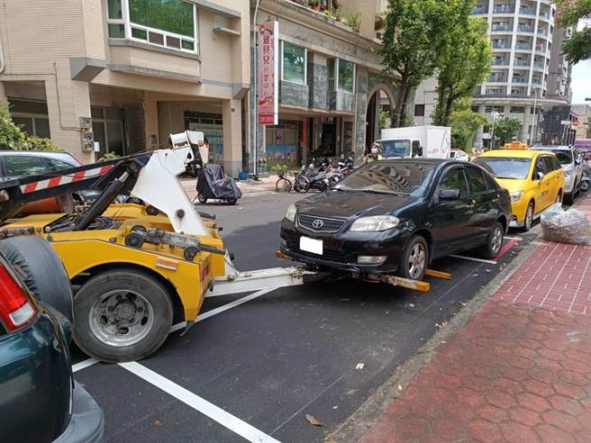 台中區監理所與台中市政府警察局交通警察大隊及台中市停車管理處跨機關合作取締吊、註銷車牌車輛，開單舉發並當場拖吊移置保管車輛。（台中區監理所提供／潘虹恩台中傳真）