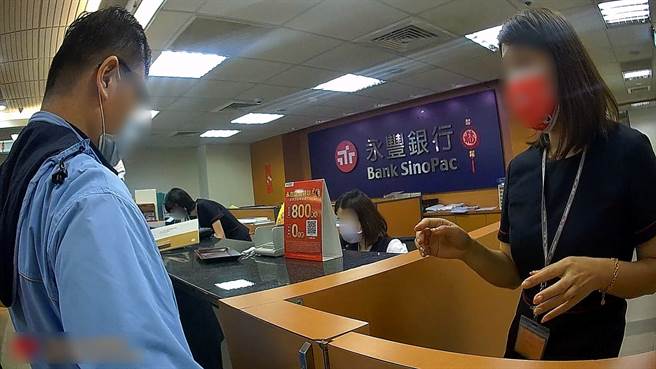 竹南警分局竹南所员警劝阻男子免受投资诈骗集团诈骗。（竹南警分局提供／谢明俊苗栗传真）