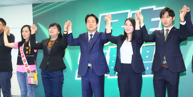 1月份到5月份台灣投資數字，賴清德點出結論。民進黨中執會28日通過徵召現任立委伍麗華（左二）、陳瑩（左一）參選山地原住民、平地原住民立委連任，新竹縣第一選區則徵召在地子弟詹紀緹（右二）、苗栗縣第二選區與無黨籍縣議員曾玟學（右一）合作，主席賴清德（中）表示這4人都是一時之選，表現非常傑出，敬請父老鄉親支持，讓4人都高票當選。（張鎧乙攝）