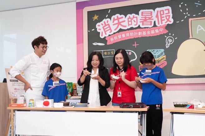 据儿盟2021调查，有近半的偏乡孩子的生活是一直在家玩3c产品（48.5％） 、近三成在家看电视（29.2％） 、都有至少一成的偏乡孩子没有稳定的三餐。（儿盟提供／林良齐台北传真）