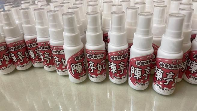 民眾对于喷药有许多担忧与疑虑，成功里明天起将针对受喷户发放宣导传单与防蚊液。(郑晴而提供／曹婷婷台南传真)