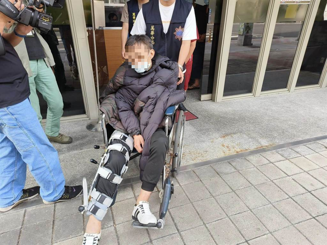 陳嫌被逮後一臉病懨懨，與白天判若兩人。（陳鴻偉攝）