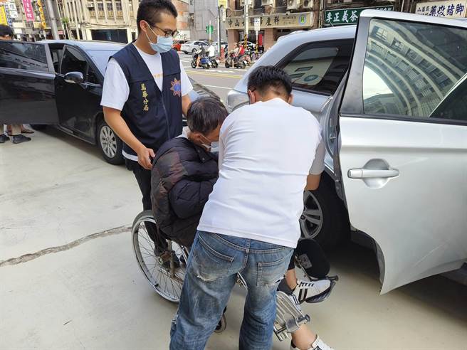 陳嫌聲稱右腳被打殘廢，要警方抱住才能上車。（陳鴻偉攝）