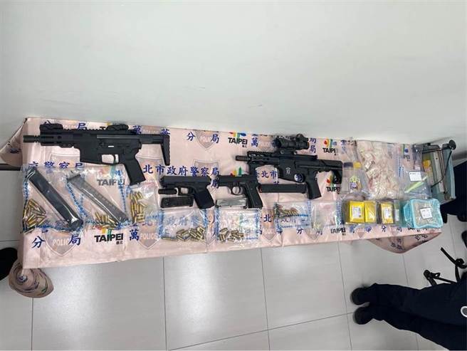 陳嫌28日清晨落網時，正準備出門談生意，警方起獲大批槍械。（警方提供）