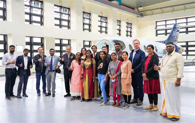 朝阳科大在校长郑道明(左5)的带领下，国际评比表现亮眼，办学绩优受肯定。（朝阳科大提供／陈淑芬台中传真）