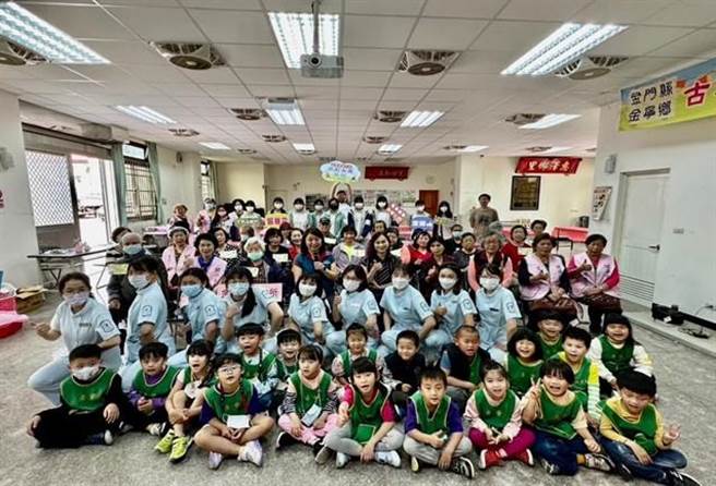 金大护理系深入社区提供护理专业服务，并与长者及学生携手做红龟粿。（图／金门大学提供）