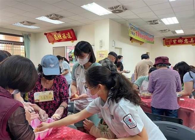 阿公阿嬷展示精熟的红龟粿手艺，并提供学生职涯探索，收穫满满。（图／金门大学提供）