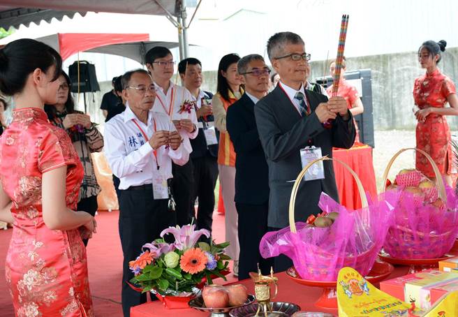 台糖屏东厂区杀蛇溪以南工业区动土，每年产值上看百亿。（林和生摄）