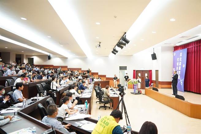 联合招商说明会吸引满场知名厂商企业到场。（屏县府提供）