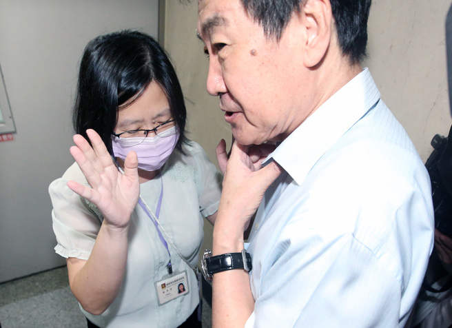 国家通讯传播委员会（NCC）28日审查镜电视相关申请案，国民党立委费鸿泰（右起）等人前往会议室抗议，1名NCC员工苦求眾人不要硬闯上楼。（范扬光摄）