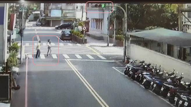 有民眾表示孩子走斑马线也遭警方开单，警方调阅监视器厘清原因。（翻摄照片／张志康新北报导）