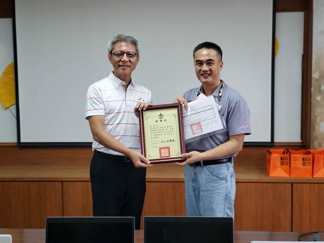 古坑国中小校长洪肇斌（右）回赠感谢状给资诚联合会计师事务所长周建宏，早先洪校长高歌一曲表达迎宾与致谢之意。（周丽兰摄）