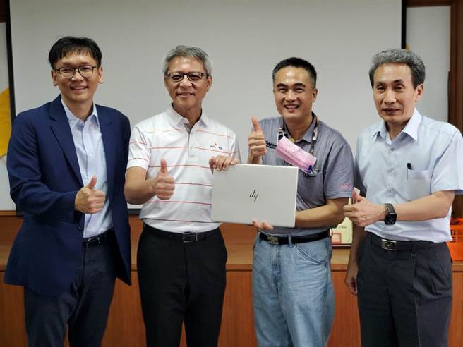 桃园市观光旅游局长周柏吟（左一）引介资诚联合会计师事务所长周建宏（左二）捐赠惠普笔电给古坑国中小，由校长洪肇斌代收，左一是云林县府教育处长邱孝文。（周丽兰摄）