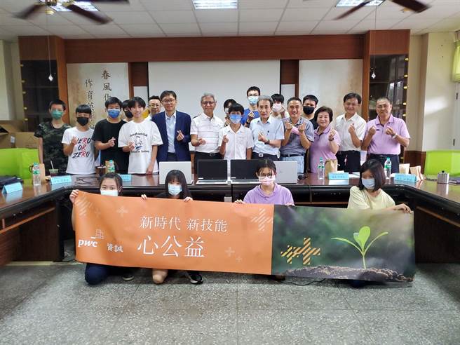 资诚联合会计师事务所28日捐赠古坑国中小50台惠普笔记型电脑。（周丽兰摄）