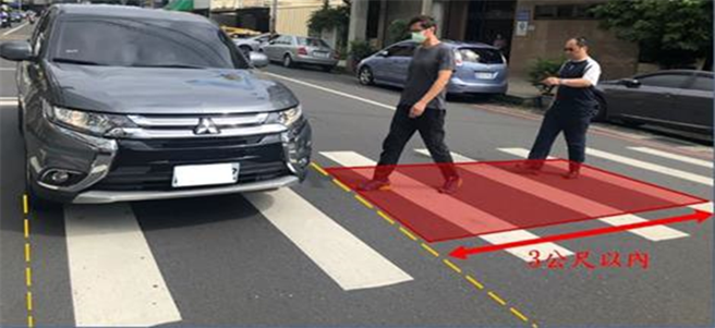 車輛不停讓行人取締標準雖維持現行的3米，但罰則將全面提高，新北警方也會加強取締。（警方提供）