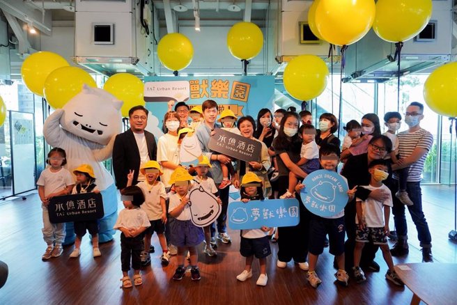 承亿集团董事长戴俊郎（前排左一)为打造友善育儿的职场环境以留人才强化企业竞争力。（业者提供）