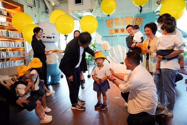 承亿梦兽乐园为首届入园孩童准备全套制服，承亿集团创办人戴俊郎董事长出席开园典礼。（业者提供）