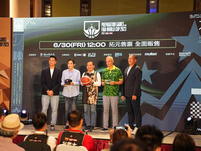 FIBA世界杯2023新北热身赛将在8月19、20及22日于新庄体育馆重磅登场，今(28)日下午由新北市长侯友宜、立陶宛篮球协会秘书长Mindaugas Balčiūnas及台湾运彩x T1联盟会长钱薇娟共同公布相关资讯。（黄敬文摄）