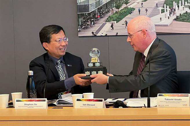 RIN年度首长会议进行主席交接仪式，前任主席Iain Stewart（右）交接给工研院协理苏孟宗（左）接任第二届主席。（工研院提供／罗浚滨新竹传真）