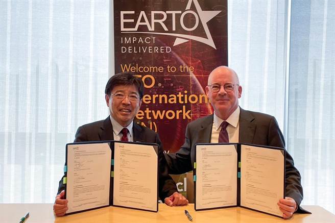 工研院院长刘文雄（左）与加拿大NRC院长Iain Stewart（右）签署人才交换协议，作为RIN组织第一个人才交换协议的示范。（工研院提供／罗浚滨新竹传真）