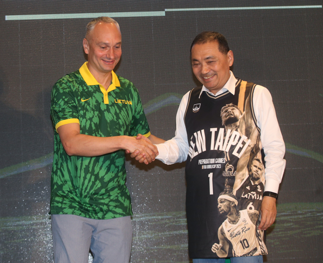 新北市长侯友宜（右）28日出席FIBA世界杯新北热身赛记者会，与立陶宛篮球协会秘书长Mindaugas Balciunas握手问好。主办单位表示依侯市长指示，将尽力促成台湾国家队与立陶宛代表队举行友谊赛。（陈君玮摄）