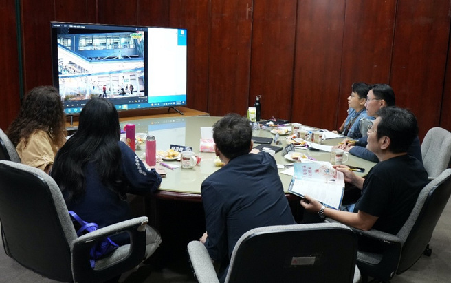 台新銀行公益慈善基金會「您的一票，決定愛的力量」主視覺設計獎，計有337件作品入圍複審，評審團一一檢視並充分討論。(圖／時報金犢獎提供)

