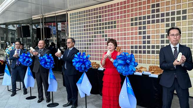 日系麵包第一品牌「山崎麵包」2010年来台，近日进驻高雄大立百货成立「SAISON du SOLEIL」，全台独家推出「防晒黑麵包」。（柯宗纬摄）