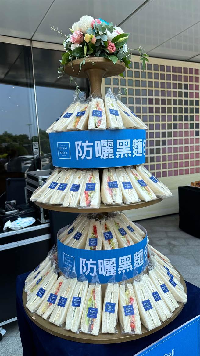 日系麵包第一品牌「山崎麵包」2010年来台，近日进驻高雄大立百货成立「SAISON du SOLEIL」，全台独家推出「防晒黑麵包」。（柯宗纬摄）