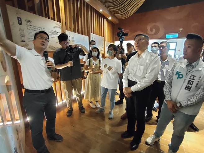 民眾黨主席柯文哲（右2）28日下午参訪「大呷麵本家」並與台中市好禮協會等人展開座談會，即將出戰中市立委第1選區的前立委蔡壁如（右3）到場陪同。（潘虹恩攝）