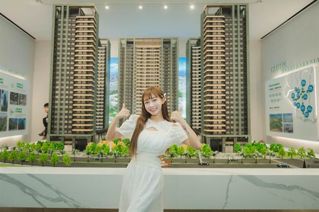 中职啦啦队最强应援女神林襄，近日受邀担任房地产一日店长活动，数百粉丝挤爆会场，一睹女神风采。（柯宗纬翻摄）