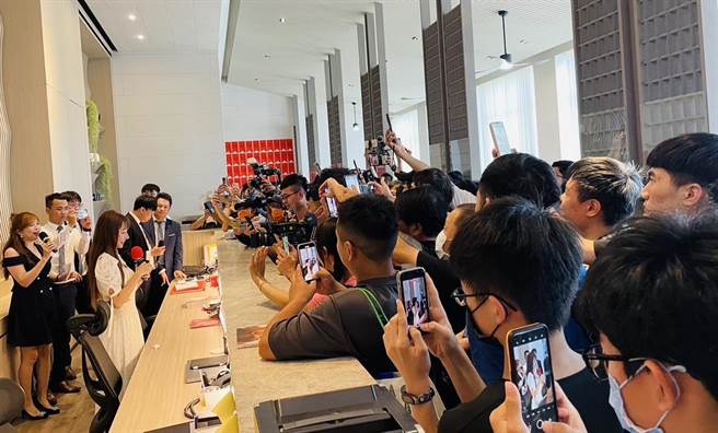 中职啦啦队最强应援女神林襄，近日受邀担任房地产一日店长活动，数百粉丝挤爆会场，一睹女神风采。（柯宗纬翻摄）