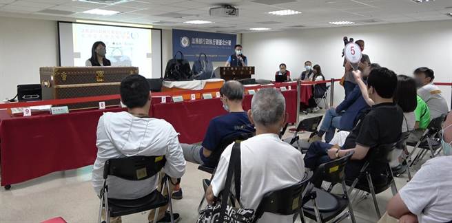 執行署拍賣im.B案主嫌愛馬仕名牌包（台北分署提供）