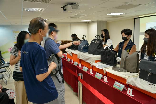 執行署拍賣im.B案主嫌愛馬仕名牌包（台北分署提供）