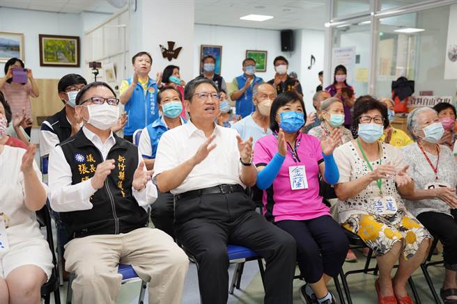縣長楊文科（左二）及議長張鎮榮（左）在新豐伯公照護站，與長輩們一起合唱經典客家歌曲「客家本色」同樂。（新竹縣政府提供／羅浚濱新竹傳真）