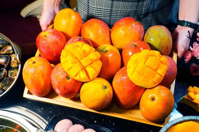 马辣严选屏东枋寮和台南玉里的爱文芒果，限时吃到饱。（马辣集团提供／朱世凯台北传真）