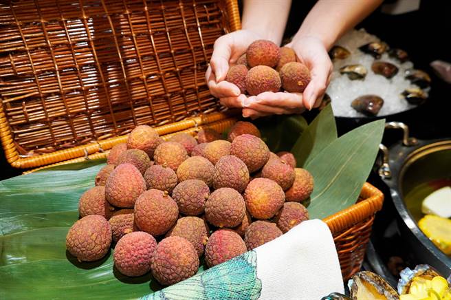 不只芒果，马辣再端出「黑叶荔枝」，标榜浑圆饱满、香甜浓郁。（马辣集团提供／朱世凯台北传真）