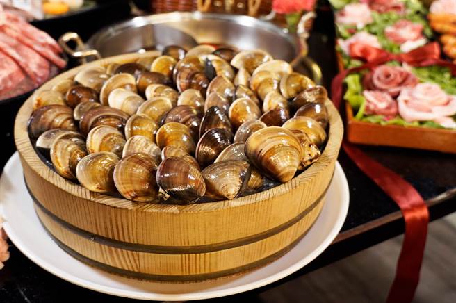 迎接暑假到来，马辣还有对中号码或持证可享的优惠方案，享有隐藏版菜单「XXL东石大蛤」吃到饱。（马辣集团提供／朱世凯台北传真）