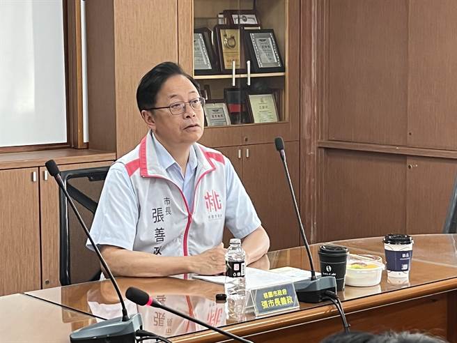 桃园市长张善政今赴桃园客运总站听取简报、视察客运业者的整备工作。（陈梦茹摄）