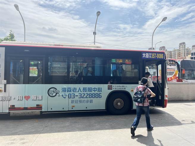 TPASS行政院通勤月票基北北桃都会通将于7月1日上路，桃园市预期会有大量通勤民眾改搭乘公共运输工具，规画新增4条接驳路线。图为民眾乘车示意图。（陈梦茹摄）